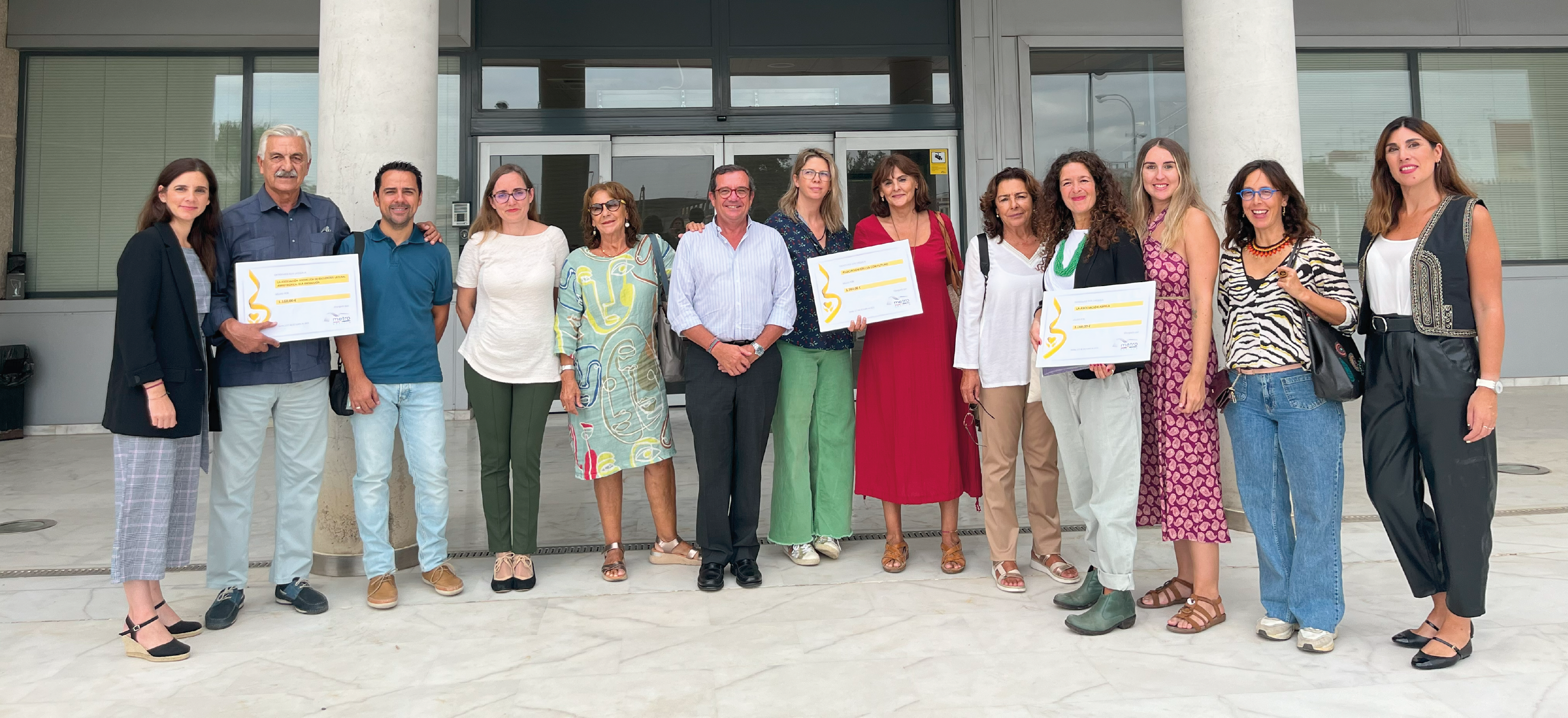 Metro de Sevilla ha entregado hoy las donaciones del proyecto “Euro Solidario” a la Asociación Andaluza de Esclerosis Lateral Amiotrófica (ELA Andalucía), Crecer con futuro y la Asociación Amiga